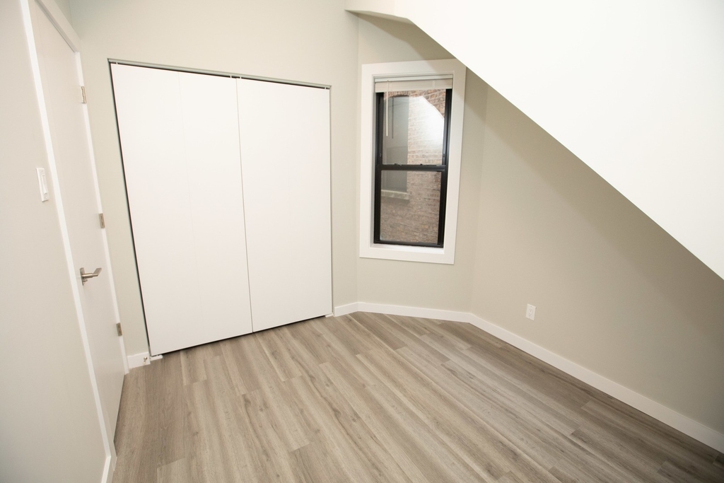 1221 W Newport Avenue - Photo 9