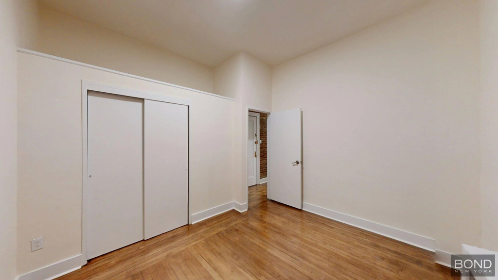 West 92nd St - Photo 6