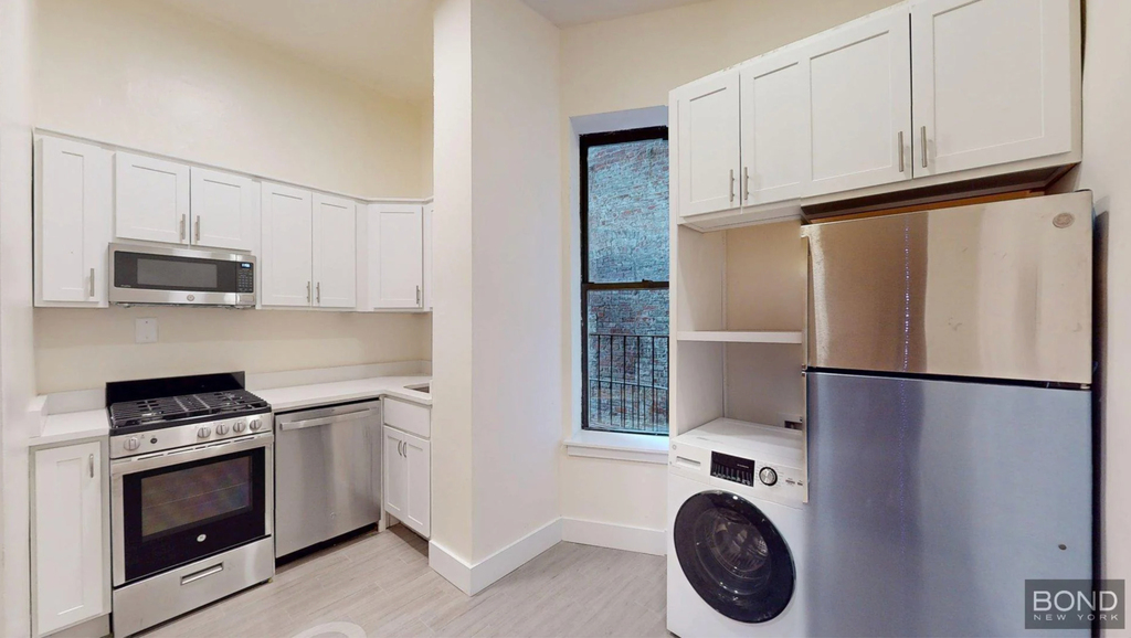 West 92nd St - Photo 4