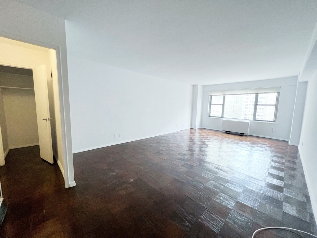 East 55th street - Photo 2