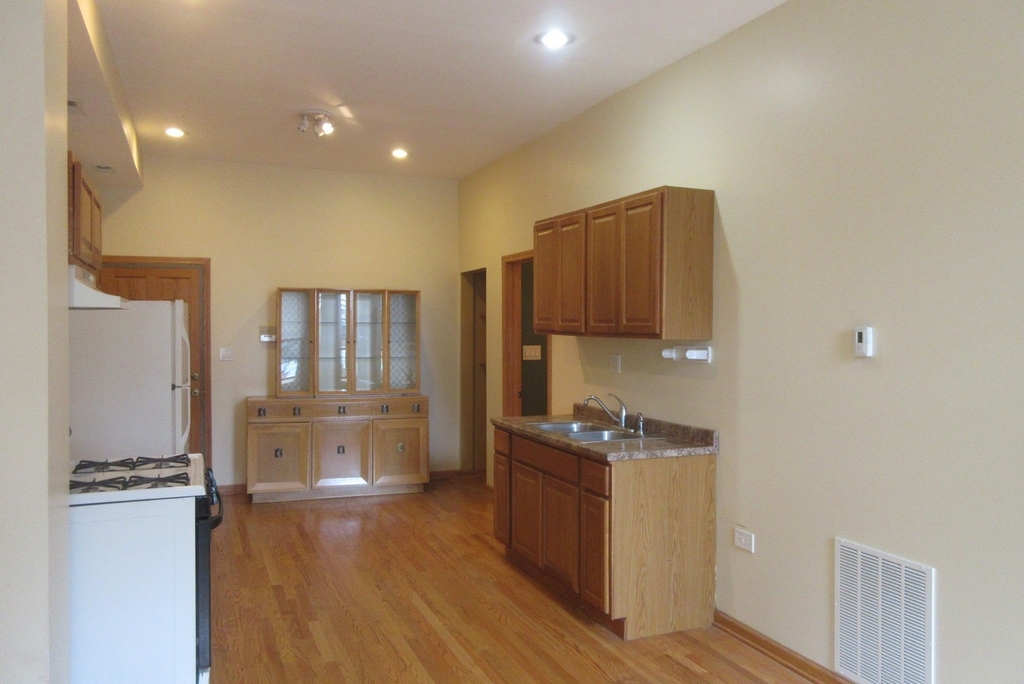 1144 W 17th Street - Photo 3