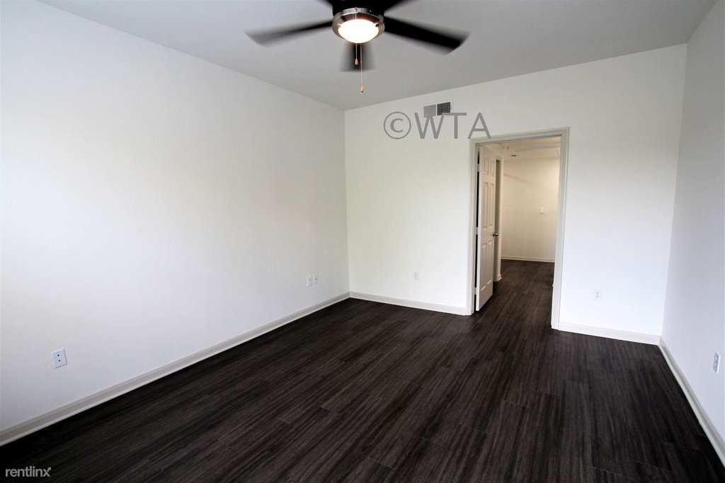 1007 South Congress - Photo 17