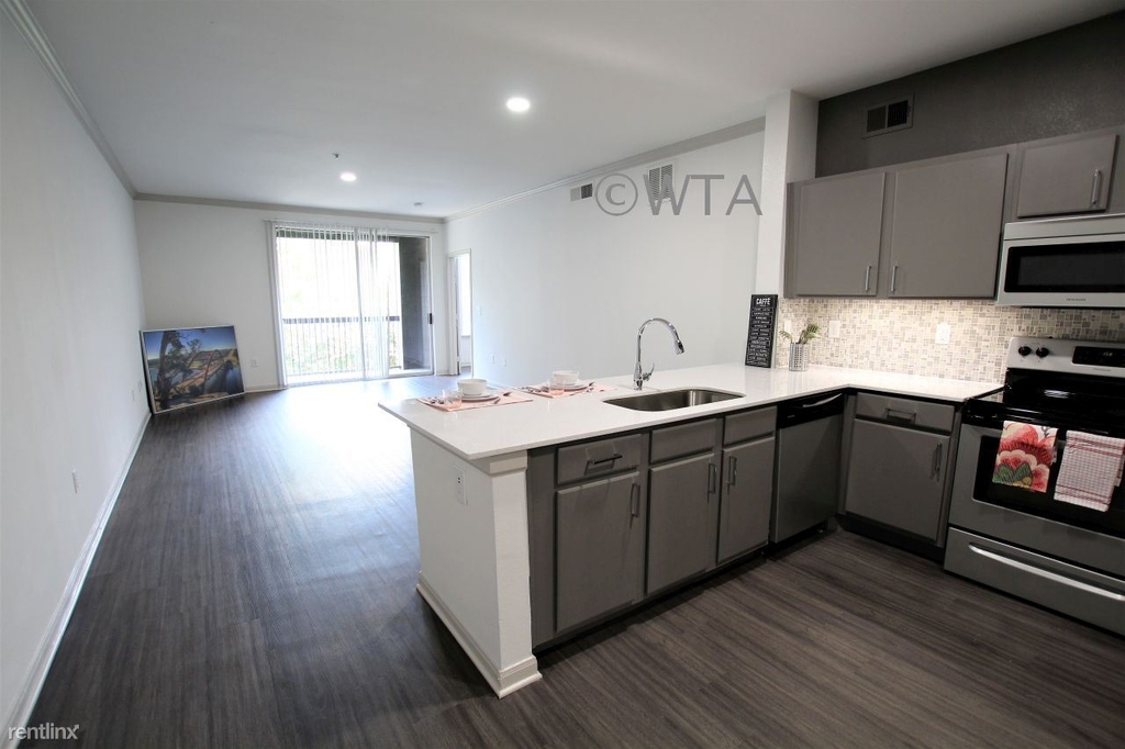 1007 South Congress - Photo 13