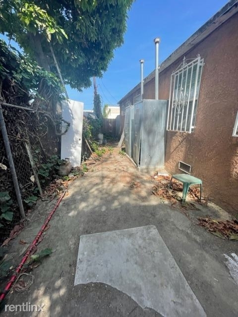 832 W Rosecrans Ave - Photo 4