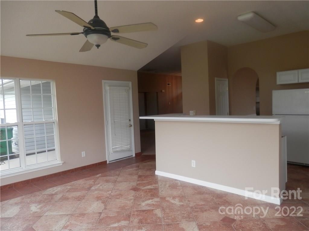 2715 Hampton View Court - Photo 4