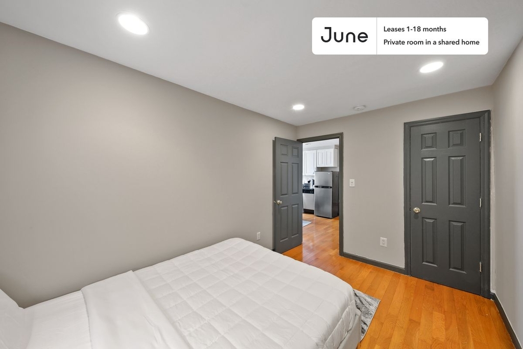 226 East 7th Street - Photo 2