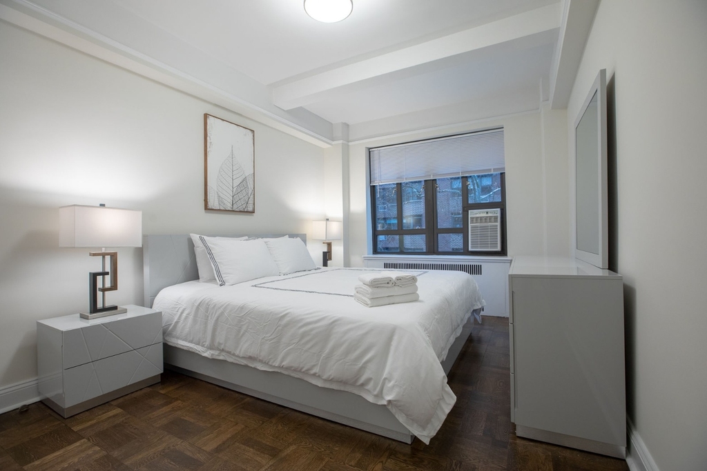 340 East 52nd Street - Photo 6