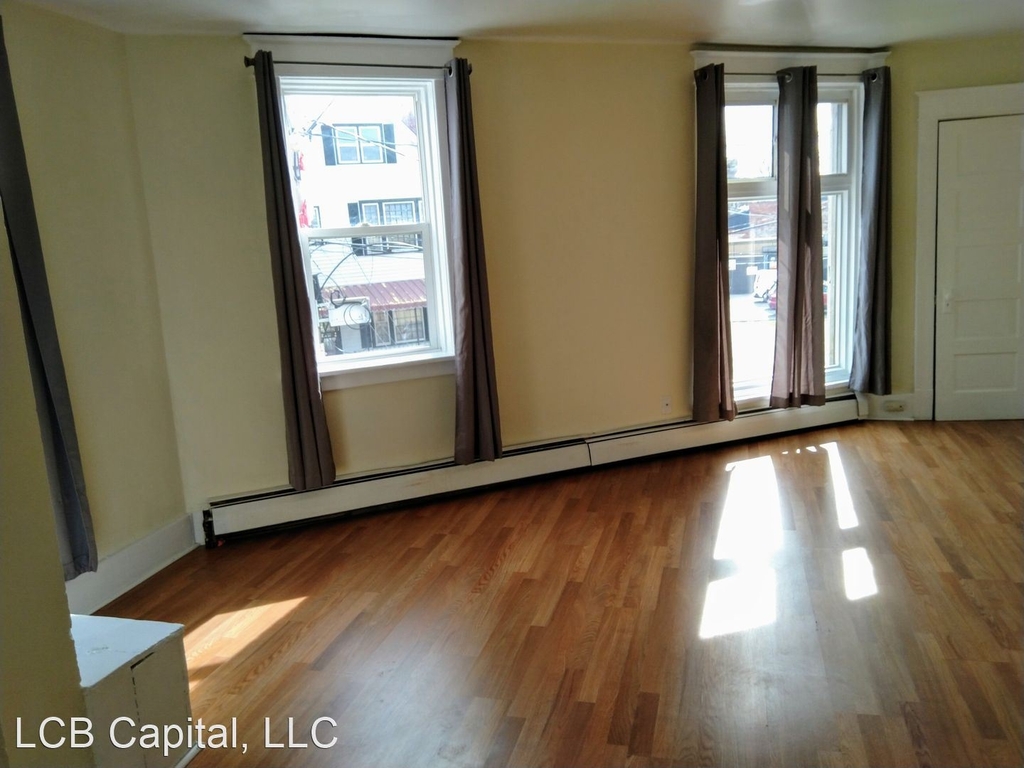 E. Oakwood Pl. 4-14 - Photo 1