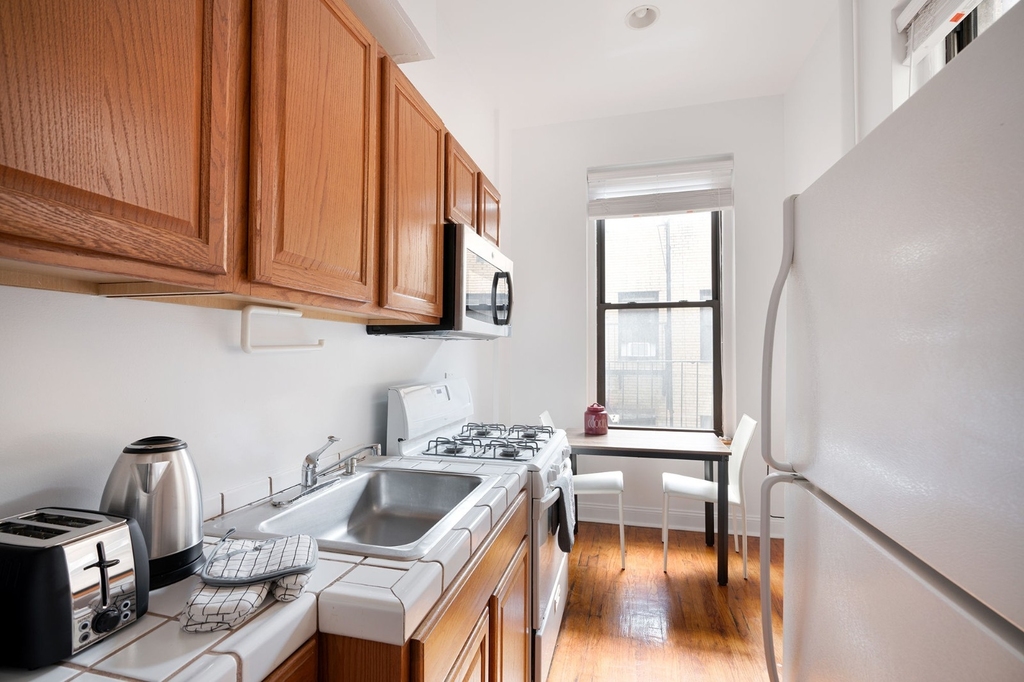 210 West 17th Street - Photo 7