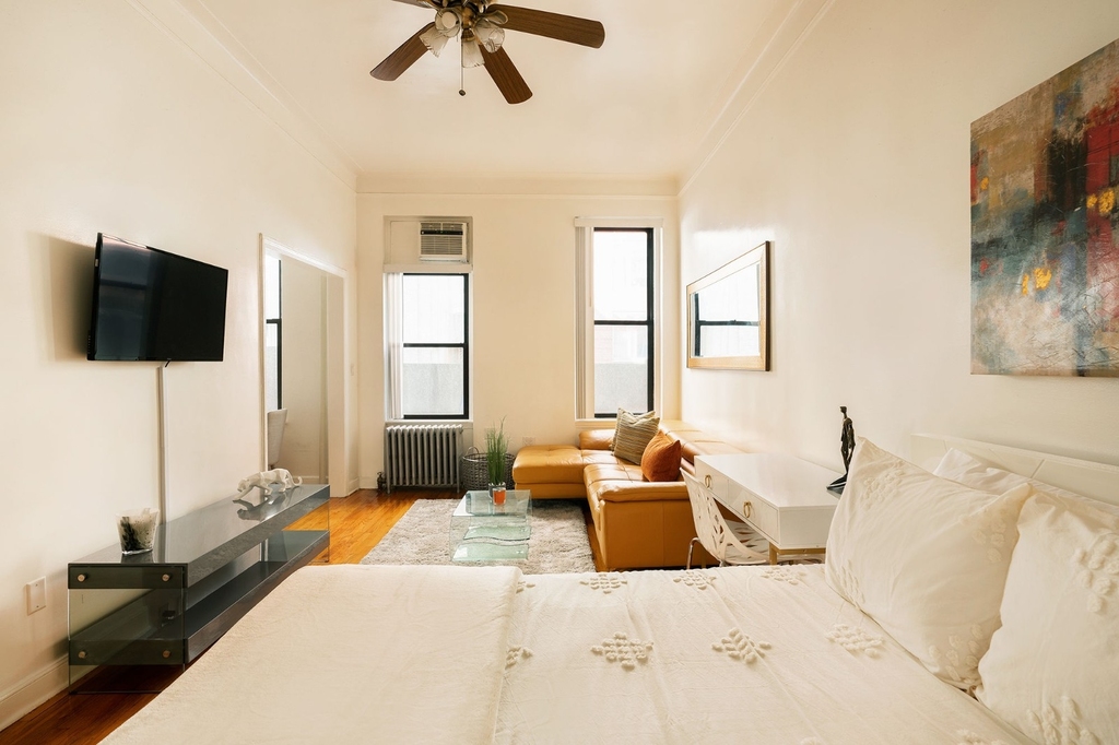 210 West 17th Street - Photo 3