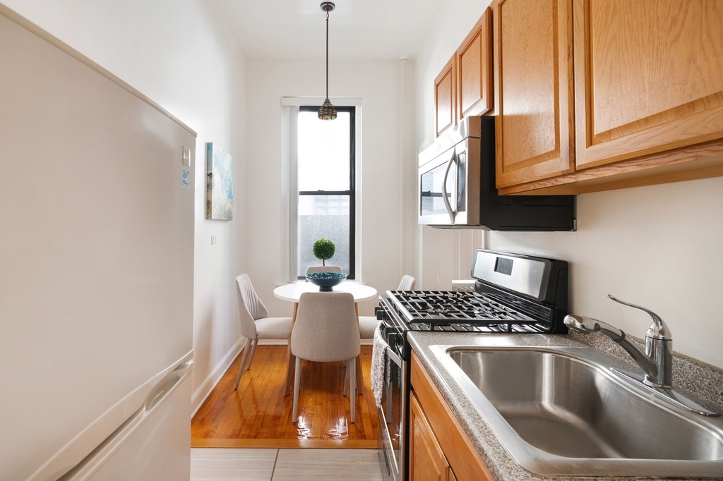 210 West 17th Street - Photo 8