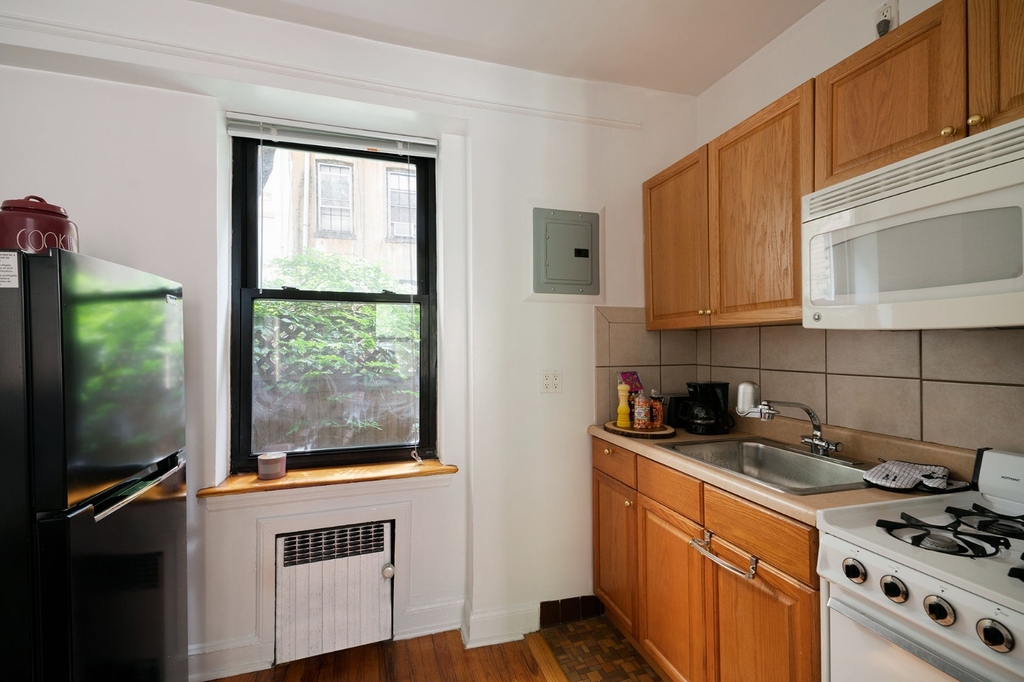 210 West 17th Street - Photo 7