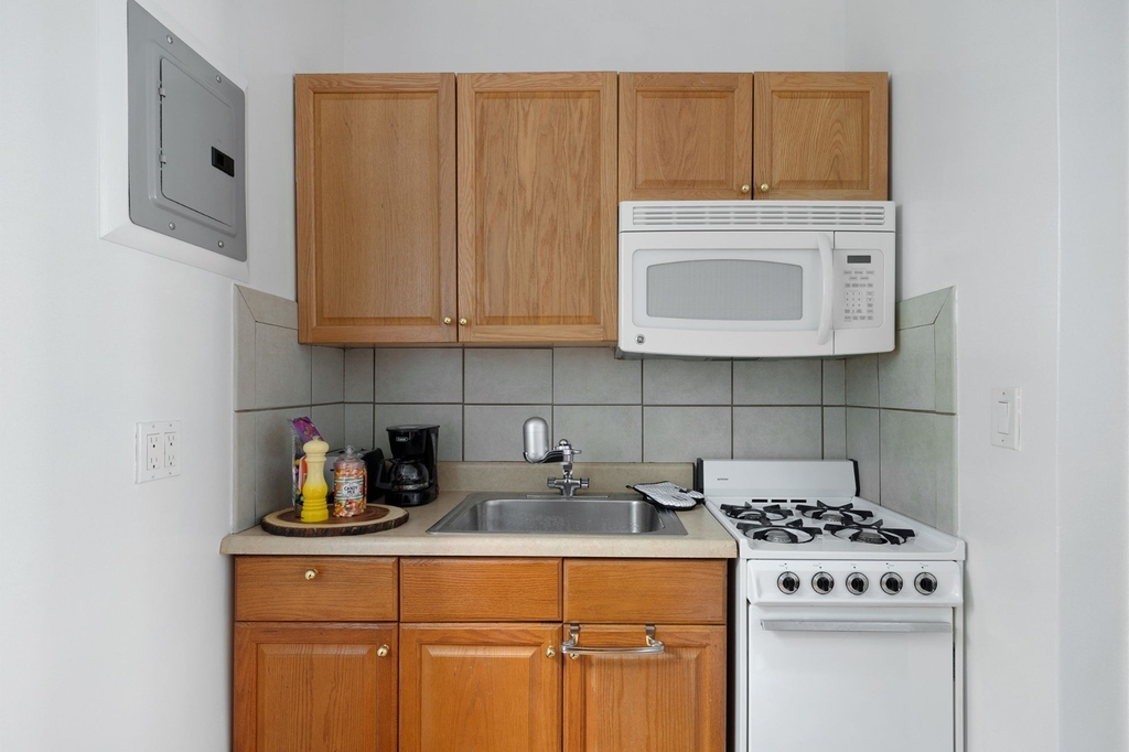 210 West 17th Street - Photo 8