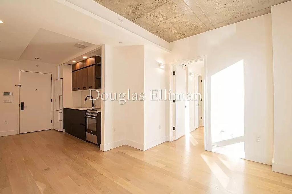 152 Manhattan Avenue - Photo 1