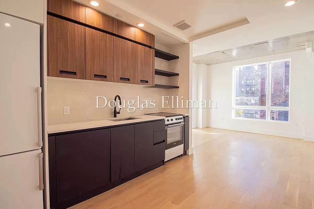 152 Manhattan Avenue - Photo 0