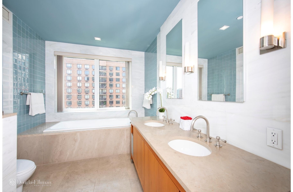 300 E 55th St - Photo 4