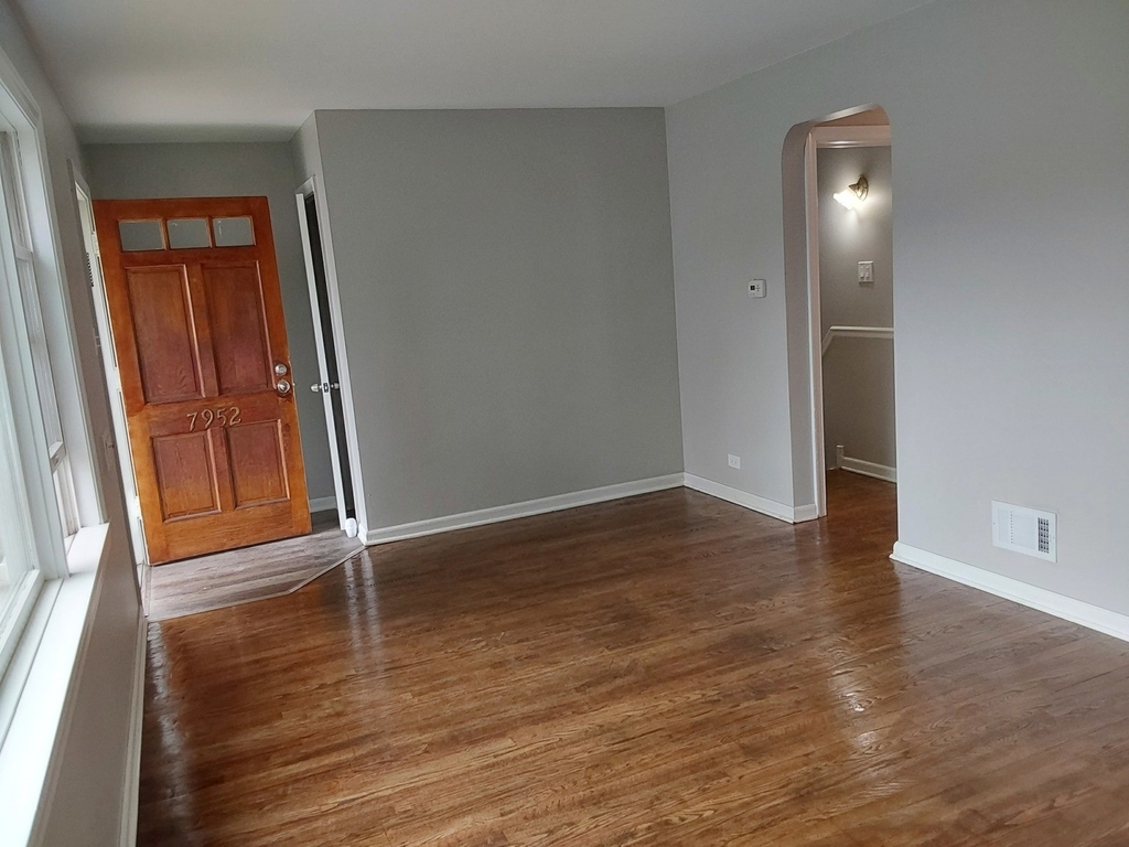 7952 S Trumbull Avenue - Photo 2