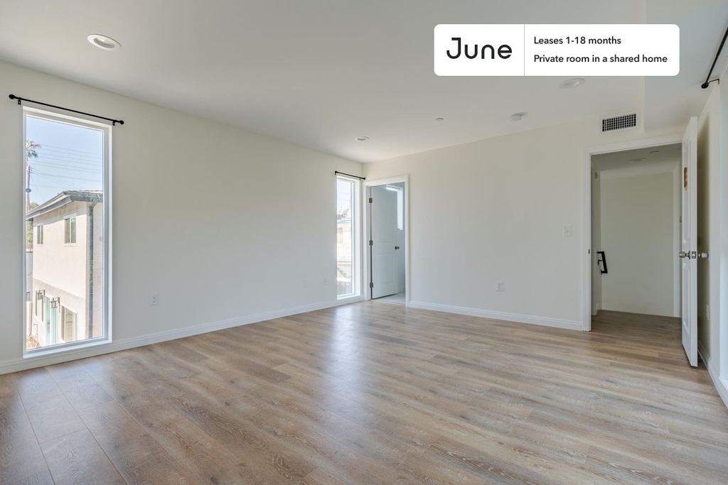 11685 Oxnard Street - Photo 3