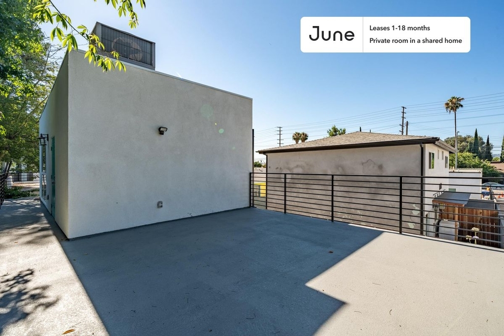 11685 Oxnard Street - Photo 21