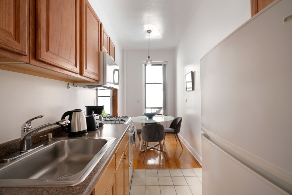 210 West 17th Street - Photo 9