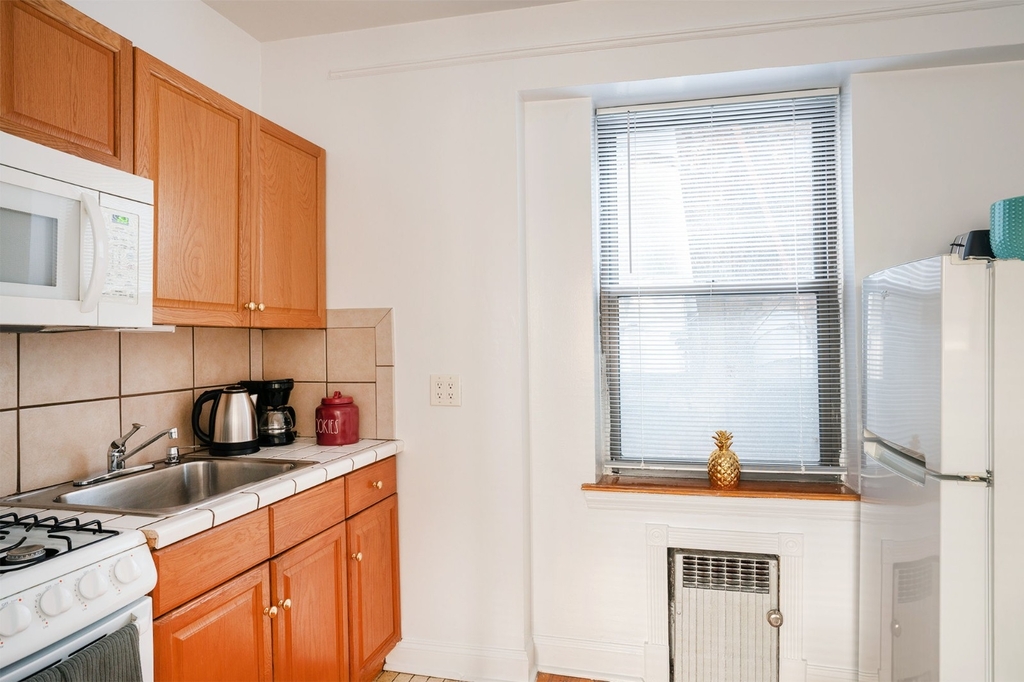 210 West 17th Street - Photo 8