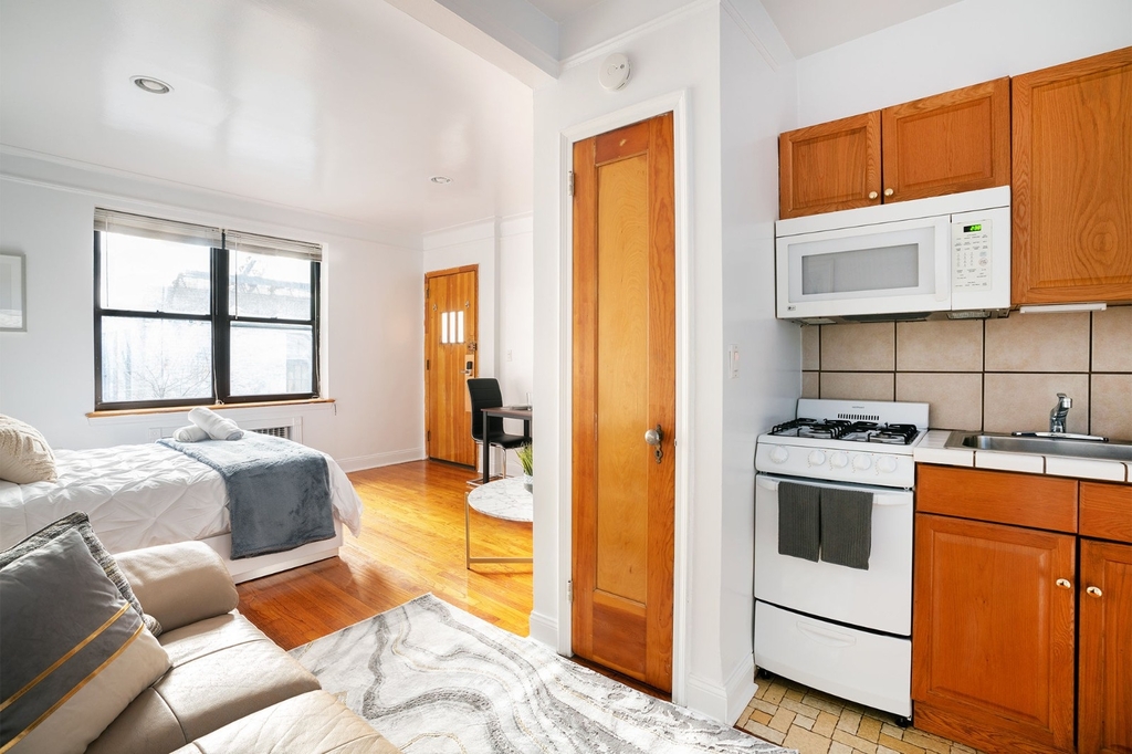 210 West 17th Street - Photo 10