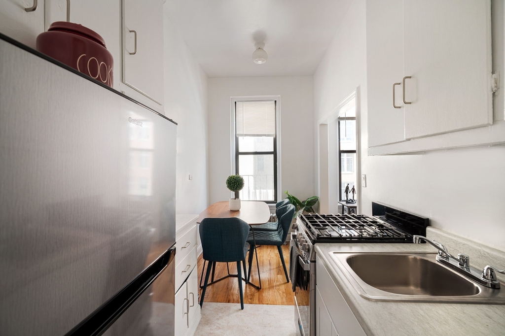 210 West 17th Street - Photo 9