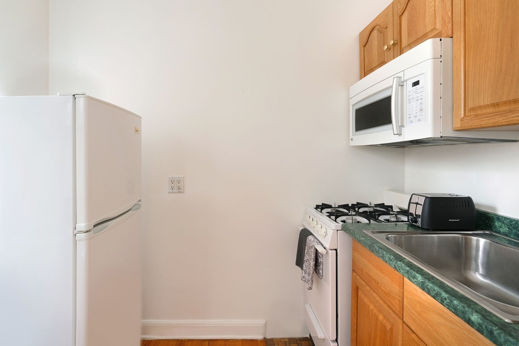 210 West 17th Street - Photo 6