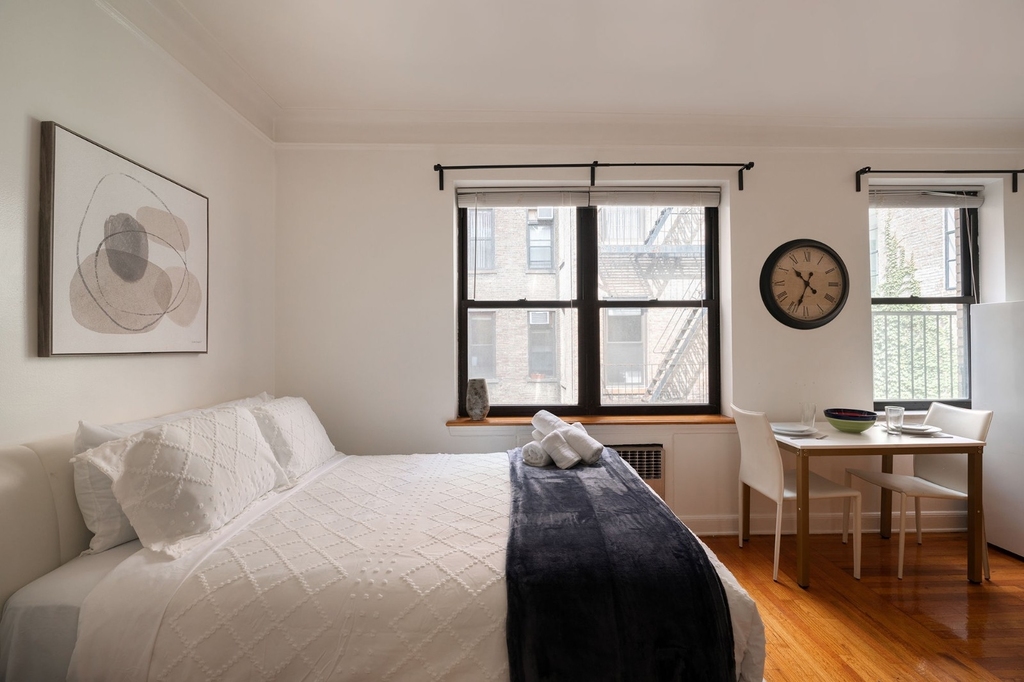 210 West 17th Street - Photo 4