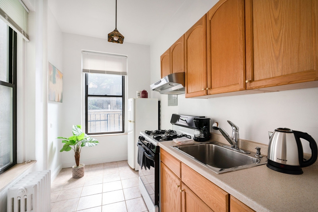 210 West 17th Street - Photo 9