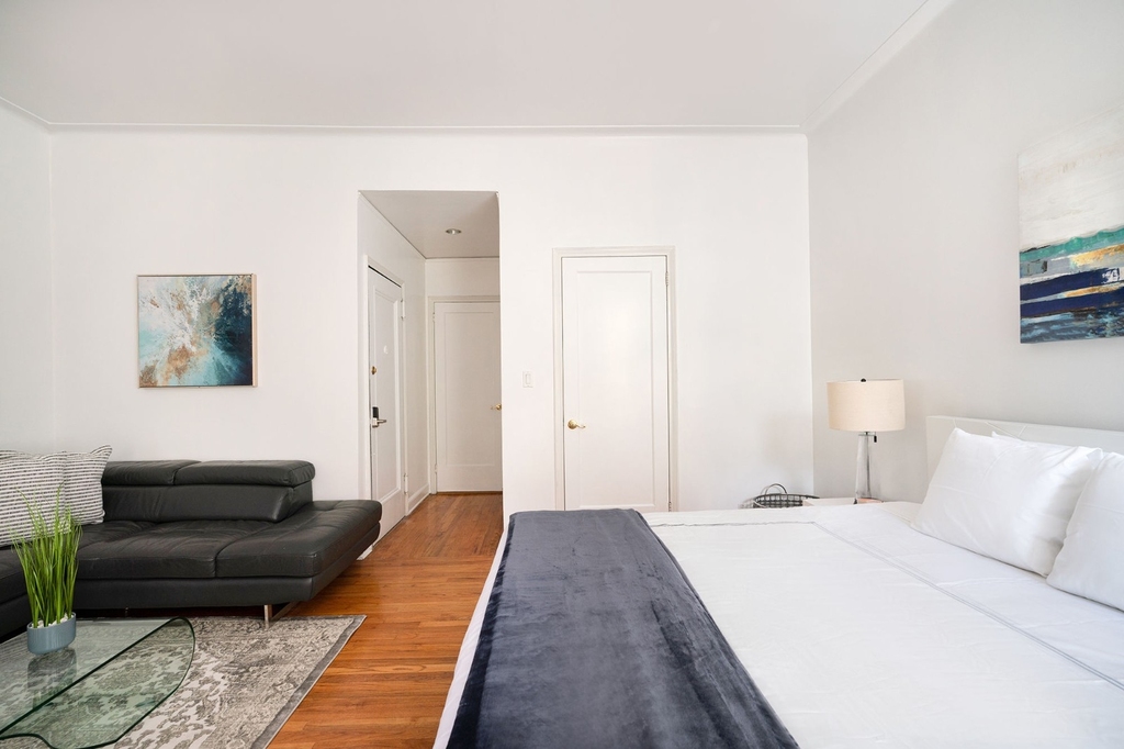 210 West 17th Street - Photo 6