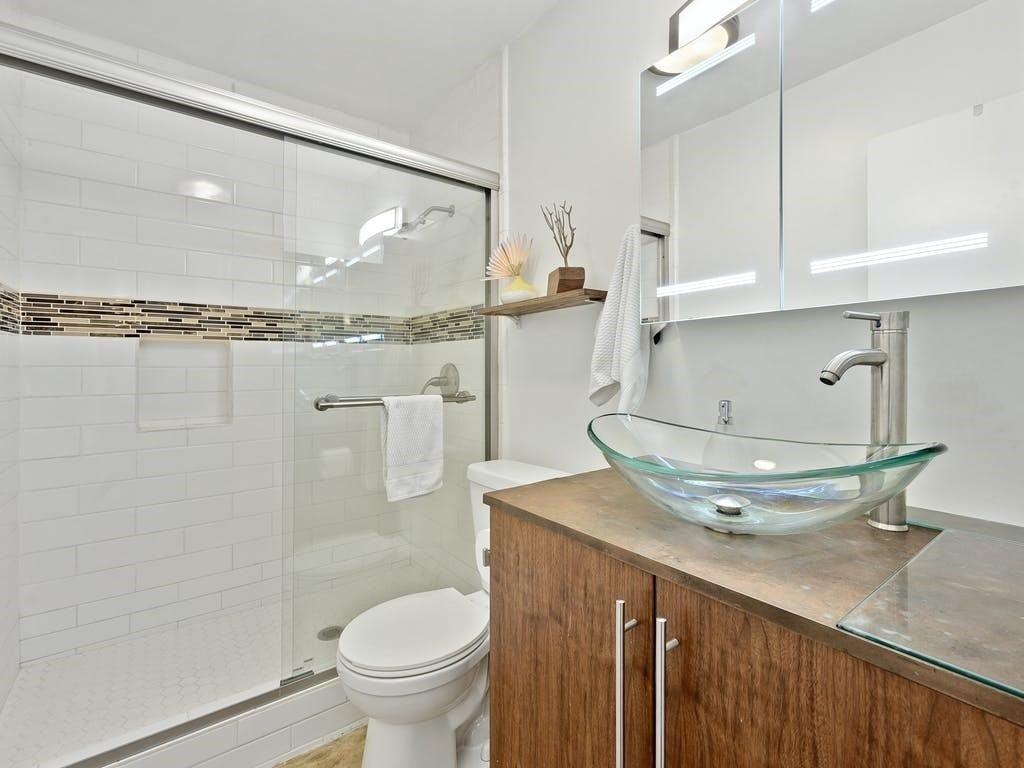 1304  Summit St - Photo 12