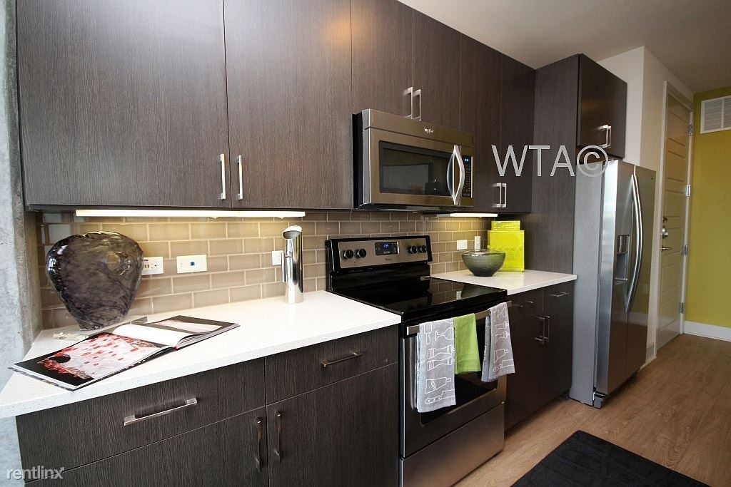 615 W 7th St - Photo 1