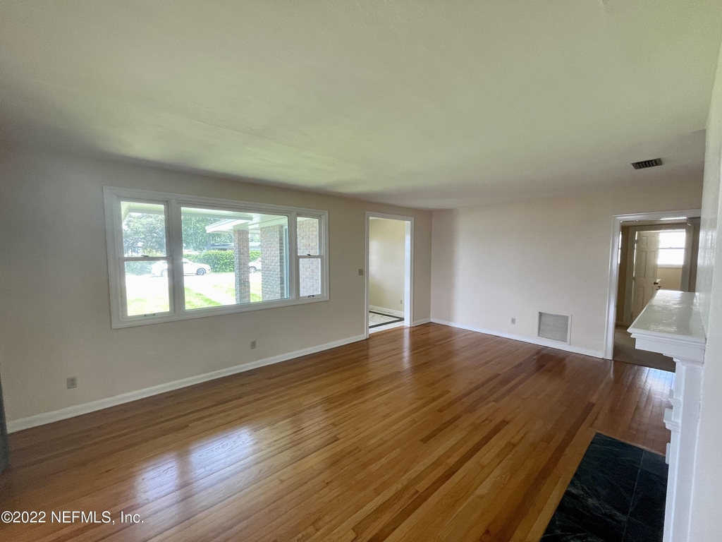 1016 Holmesdale Rd - Photo 2