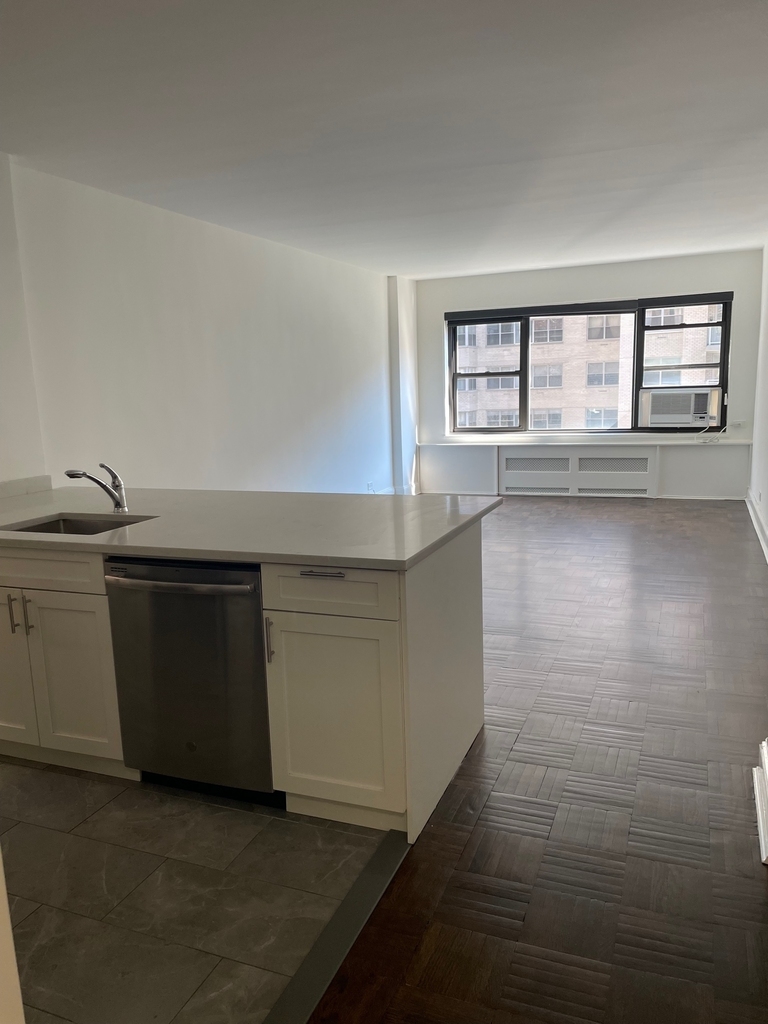 412 East 55th Street - Photo 1