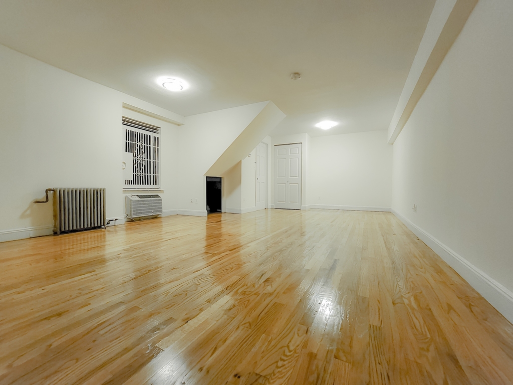 130 East 24th Street - Photo 5