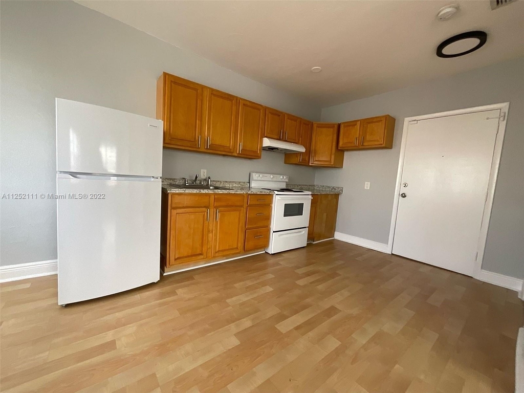 1360 Collins Ave - Photo 4