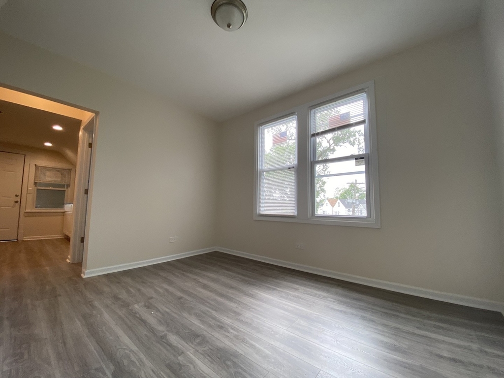 3657 W Oakdale Avenue - Photo 10