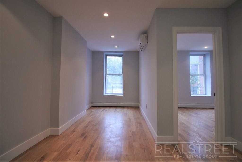 491 Tompkins Ave - Photo 2