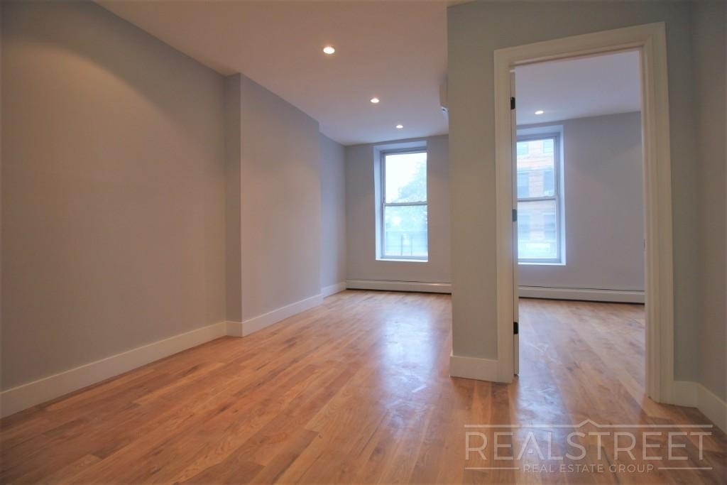 491 Tompkins Ave - Photo 0