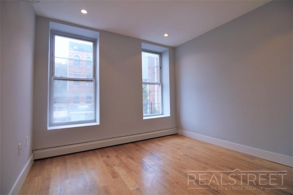 491 Tompkins Ave - Photo 3