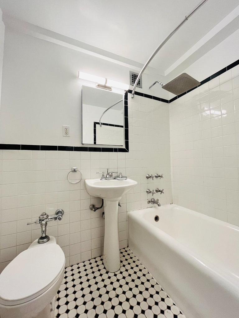 310 East 44th Street - Photo 4