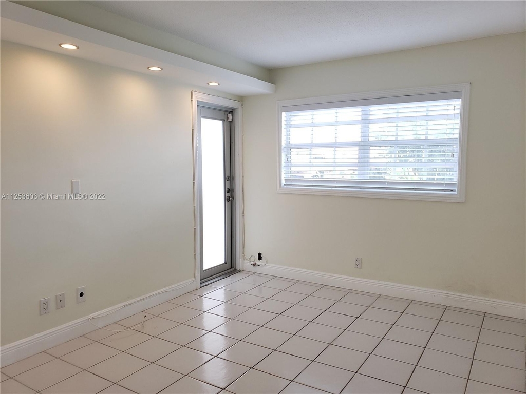 8107 Sw 72 Av - Photo 6