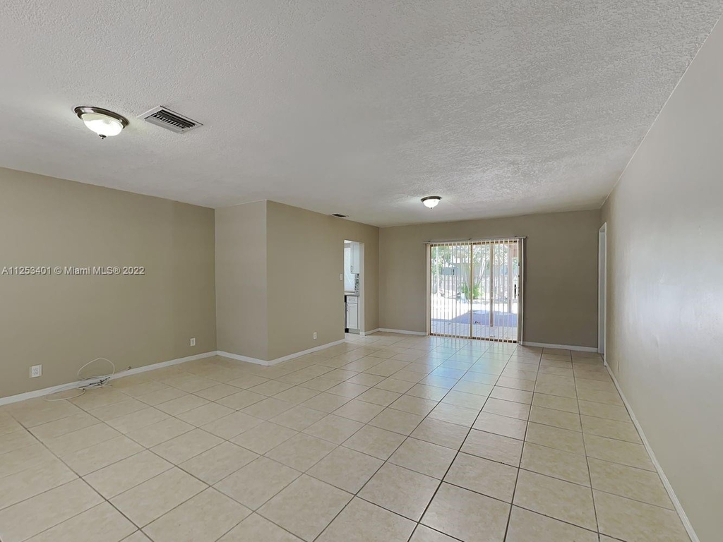 1325 Funston St - Photo 3