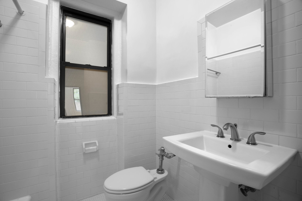 1 Bedroom Apart on the UWS Part-Time Doorman, Laundry in Building and Fitness Center - Photo 4