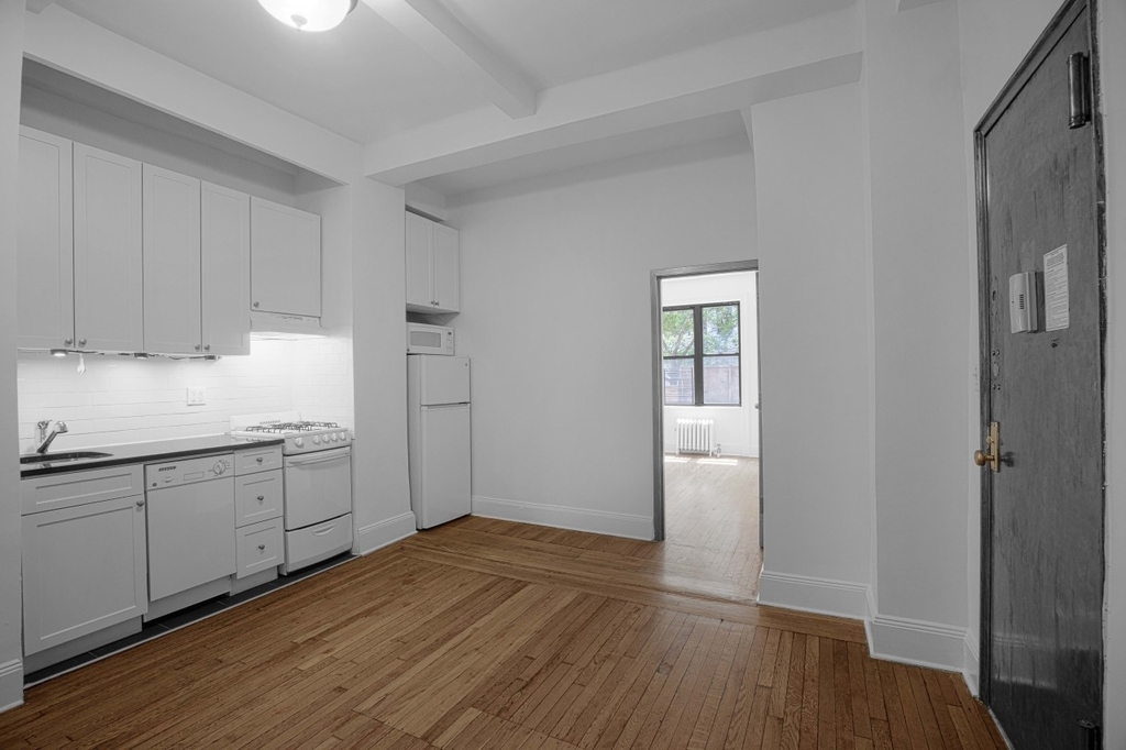 1 Bedroom Apart on the UWS Part-Time Doorman, Laundry in Building and Fitness Center - Photo 3