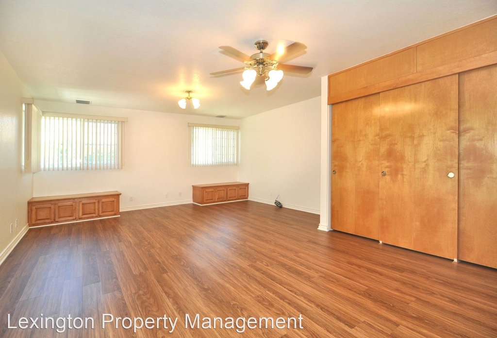 10032 Woodley Ave - Photo 1