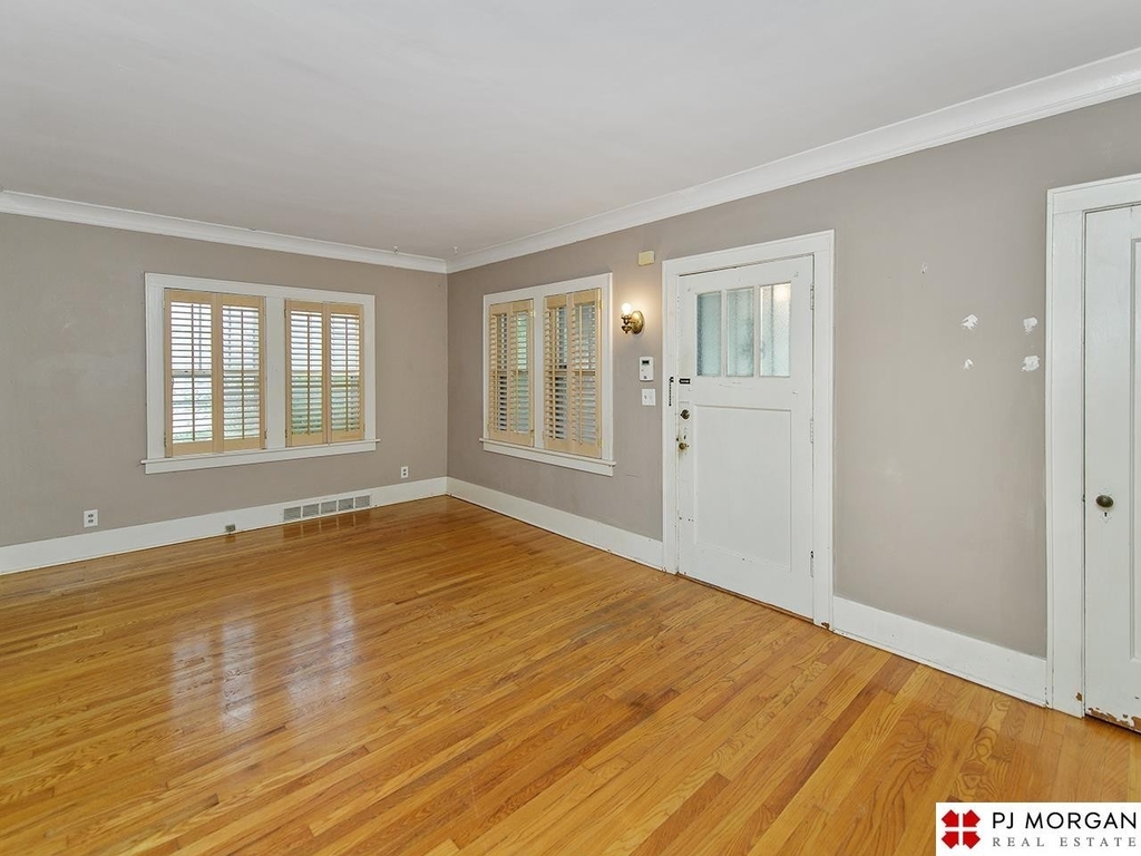 811 S 50 Avenue - Photo 1