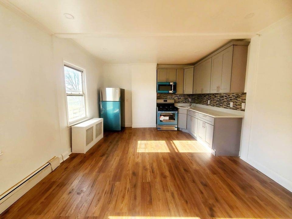 2354 Waterbury Ave - Photo 2