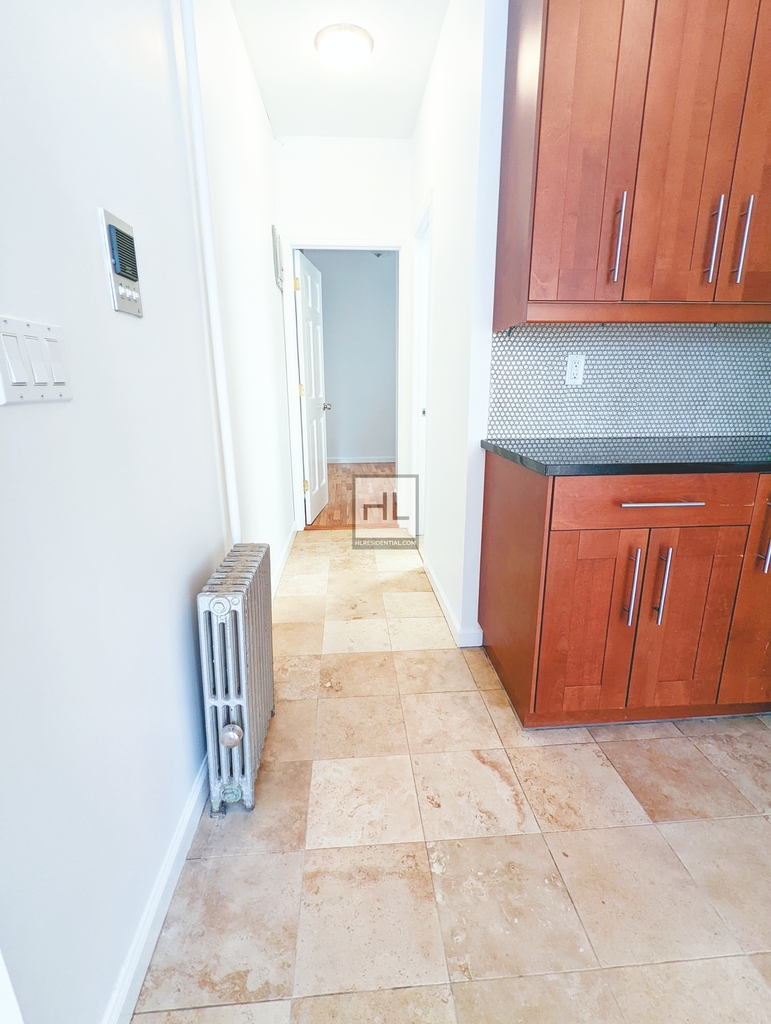 433 West 46 Street - Photo 5